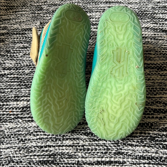 Nike Kyrie Irving tan camo/turquoise size 10C - Picture 5 of 5